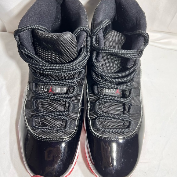 Nike Air Jordan 11 Retro Bred Sneakers Mens Size 9.5 Black Red Shoes